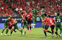 开云体育下载-包含中超赛场气氛火爆，现场观众欢呼声不断的词条