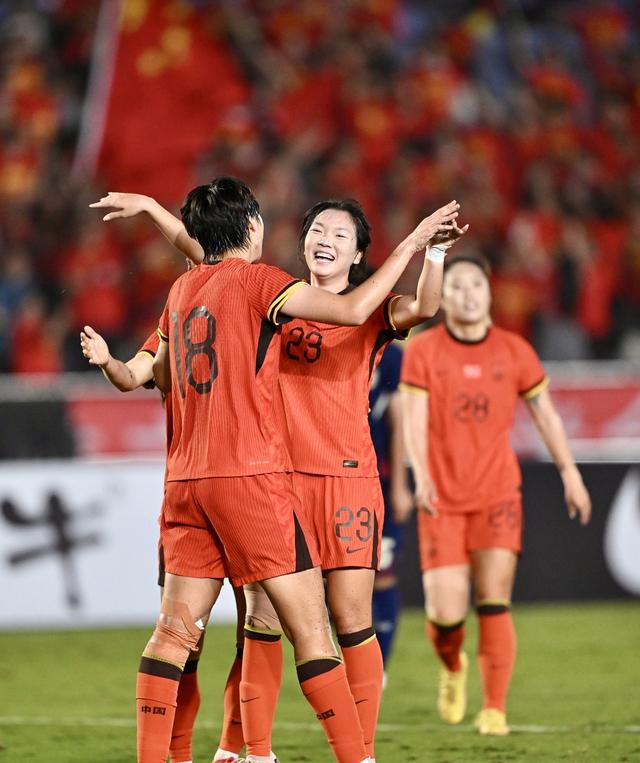 中国女足比赛集锦播出，球员们情感真挚的简单介绍