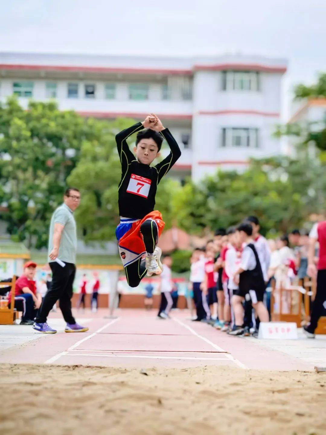 运动员们在体育比赛中努力拼搏，追逐梦想