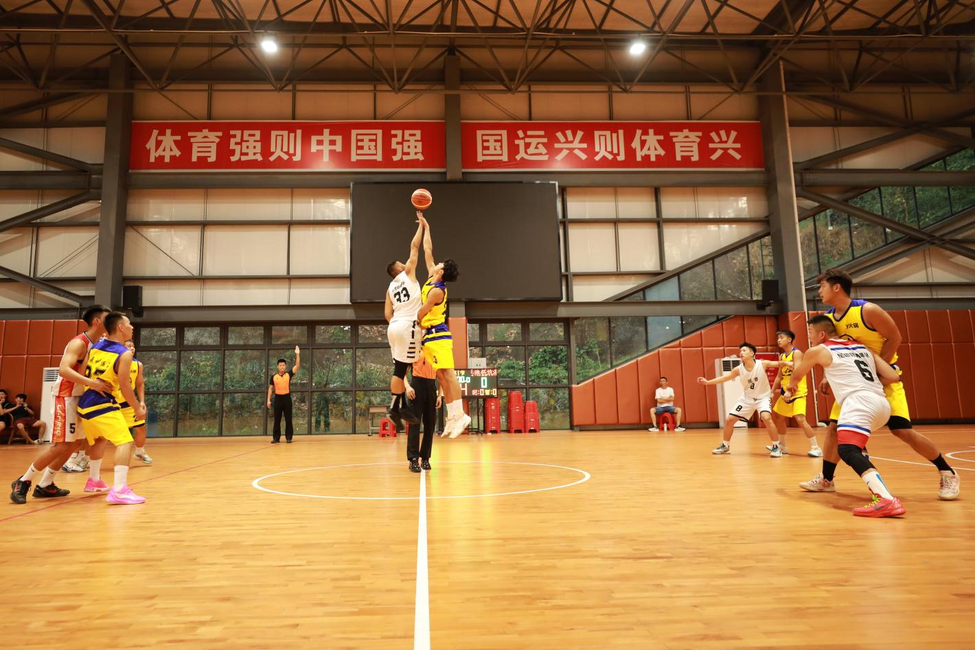 篮球赛场充满激情，球员们为荣誉不懈努力的简单介绍